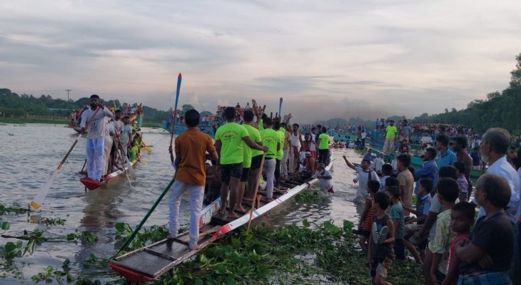 নরসিংদীর শিবপুরে ঐতিহ্যবাহী নৌকা বাইচ, সম্প্রীতি ও আনন্দের বন্ধন পুনরুজ্জীবনের আশা